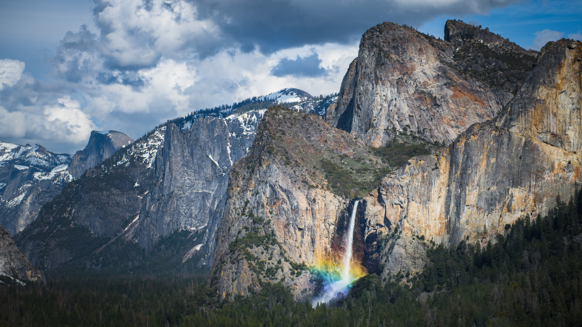 Un arco iris emerge de la niebla en la base de Bridal Veil Falls en el Parque Nacional Yosemite de California