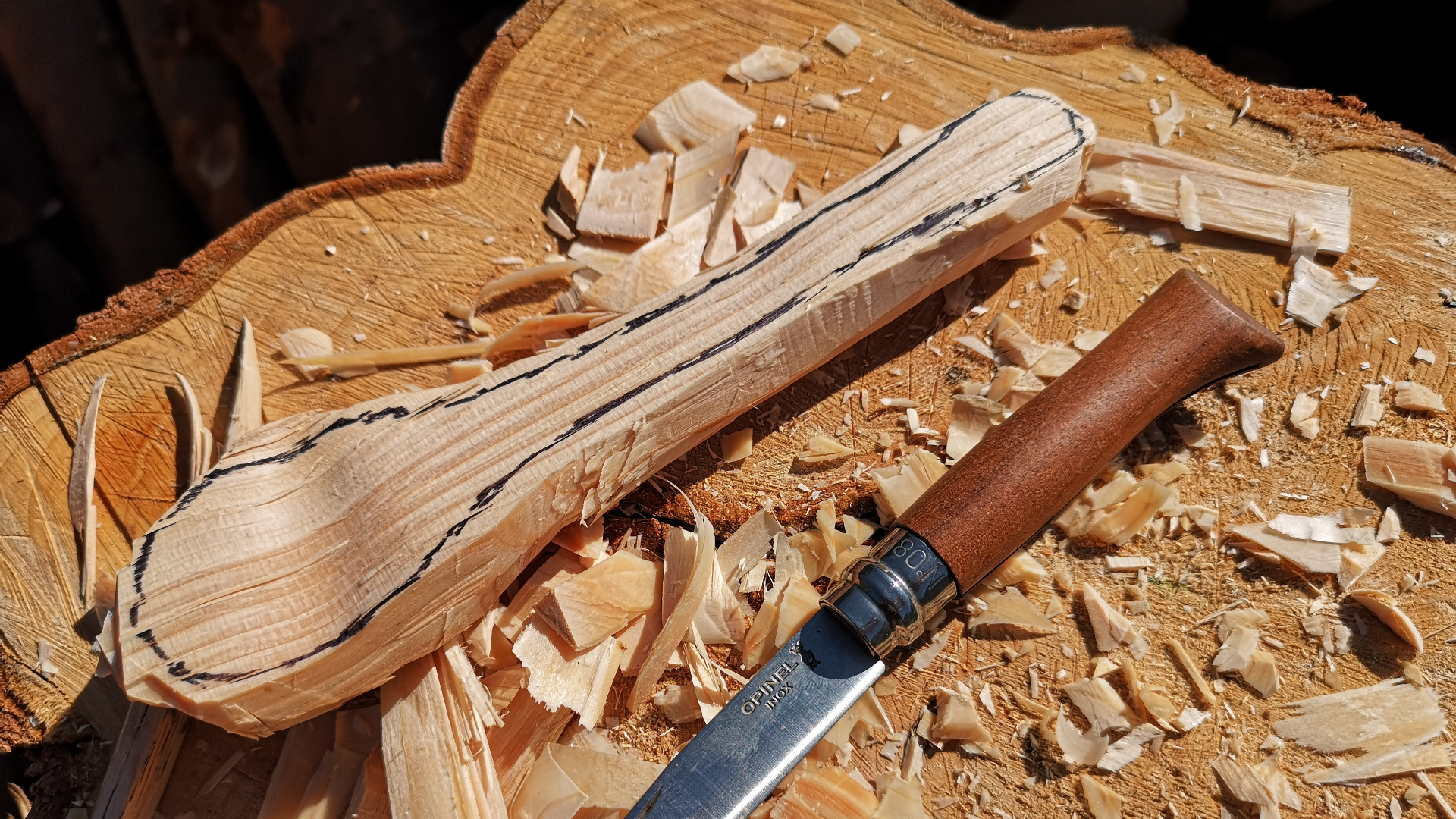 Un bloque de madera tallado en forma de cuchara.