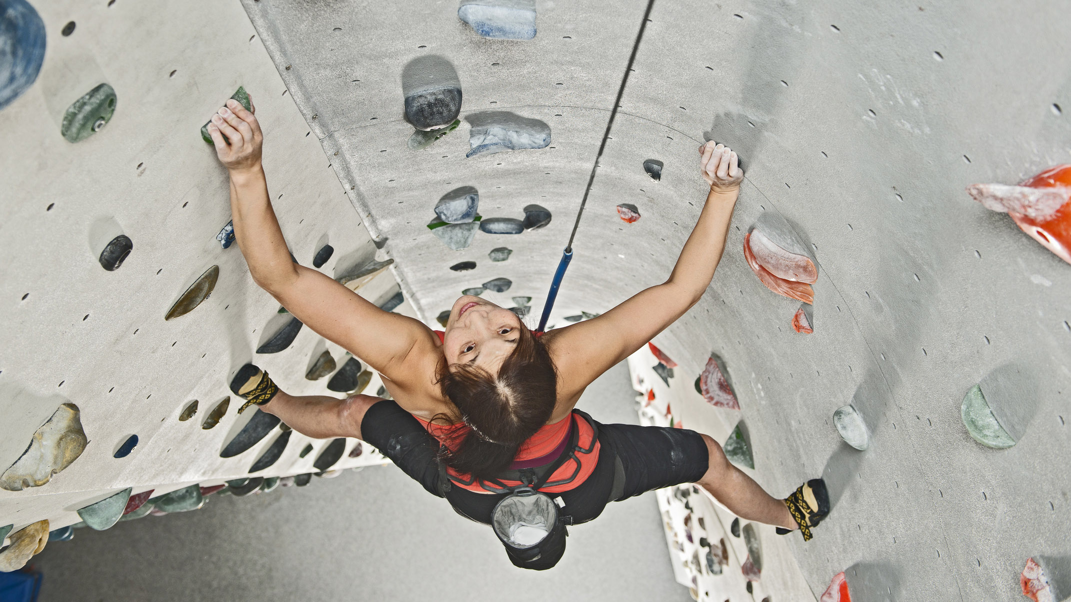 cómo entrenar para escalar: escalador en pared interior