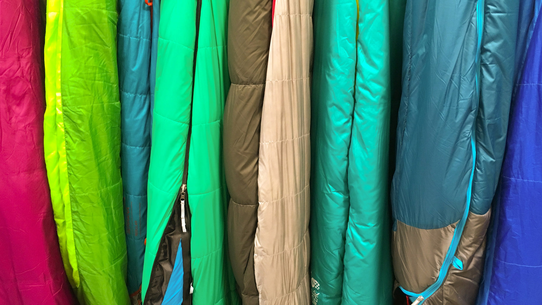 cómo guardar equipo de campamento: colgar sacos de dormir