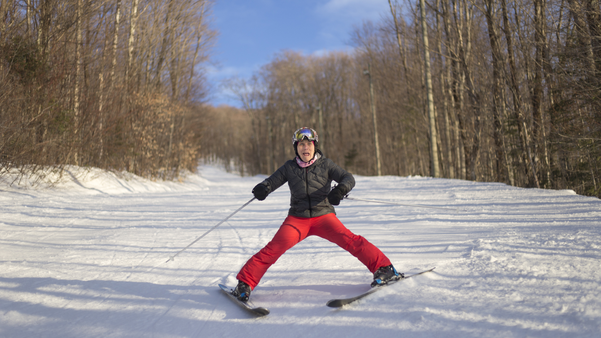 Un esquiador novato practicando un wedge para parar