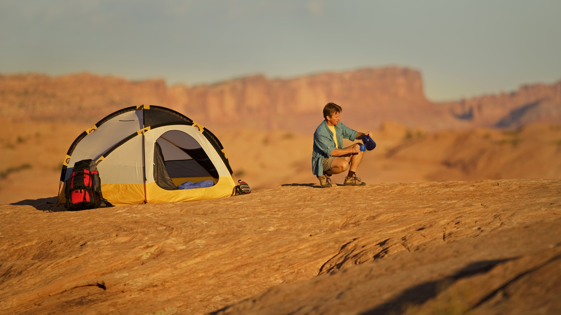 Hombre acampando en el desierto cerca de Moab, Utah