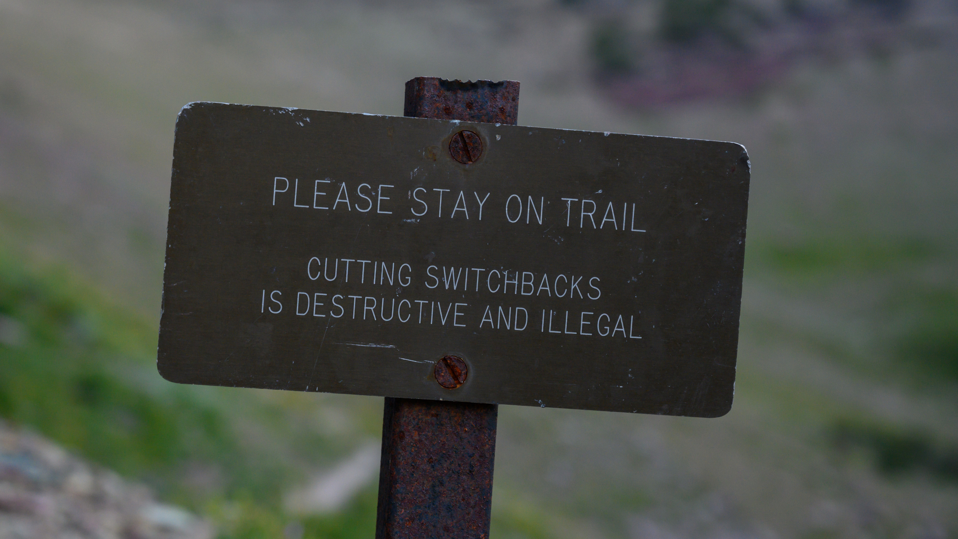 Un cartel instruye a los excursionistas a no dejar rastro en el desierto