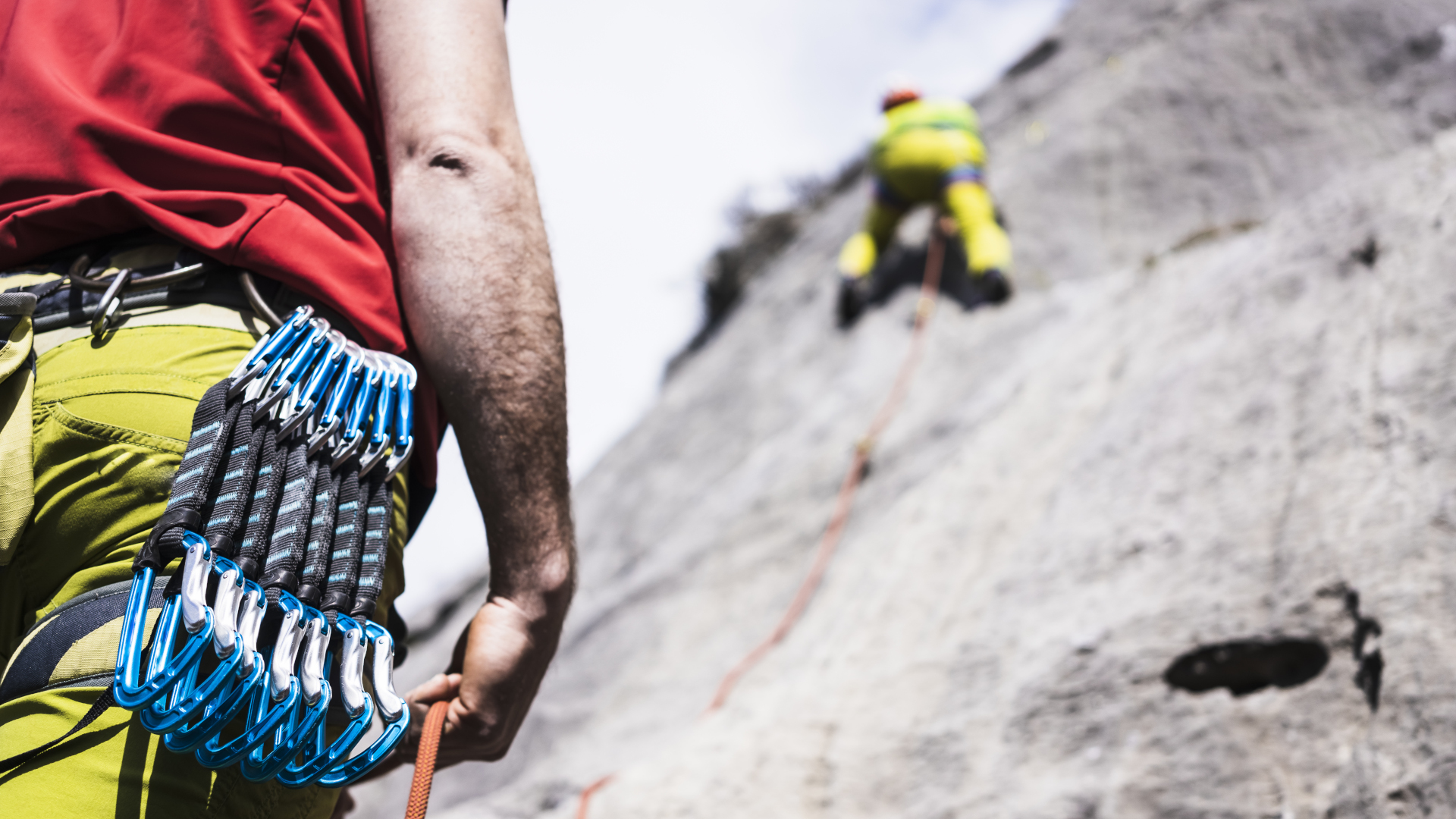 Un escalador asegura a su compañero en un acantilado