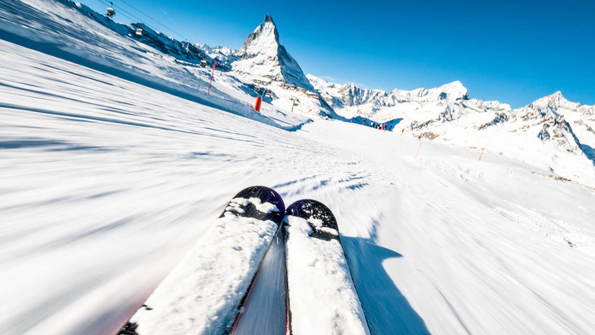 Un par de esquís bajando una colina en los Alpes