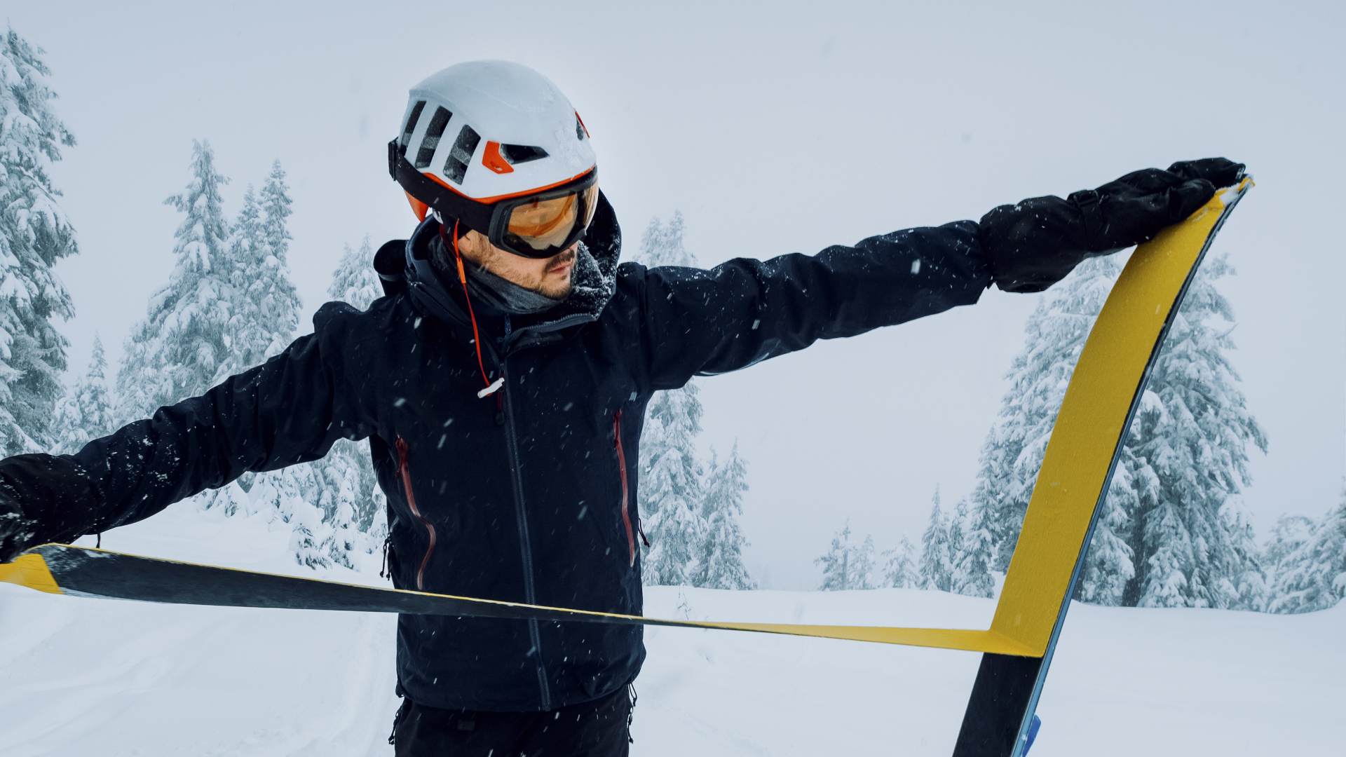 Un esquiador de travesía se quita las pieles de los esquís para el descenso