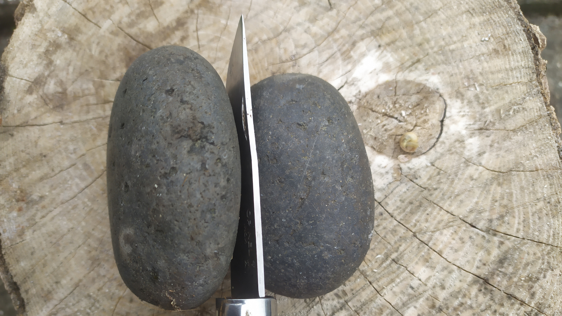 cuchillo de camping entre dos rocas