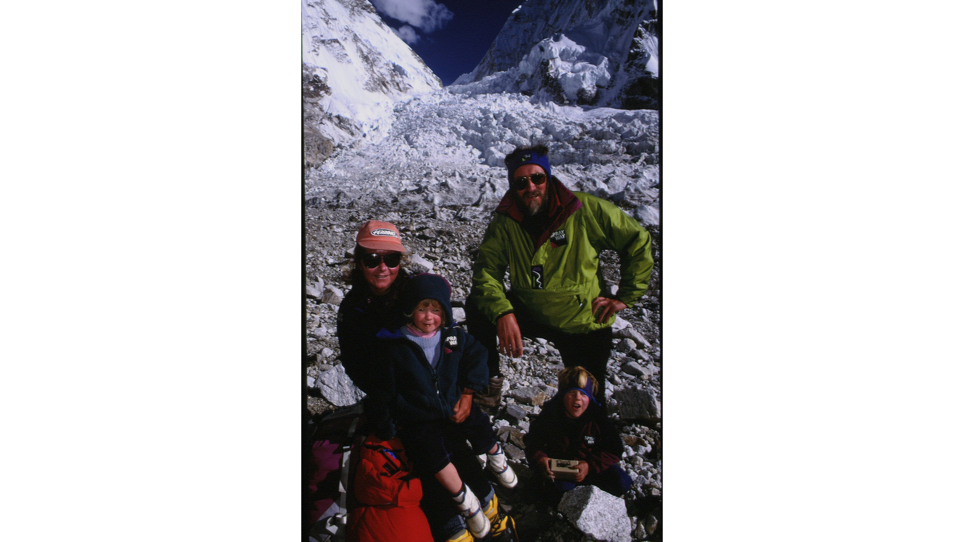 La alpinista inglesa Alison Hargreaves en una montaña rodeada por su esposo Jim y sus hijos Tom y Katie