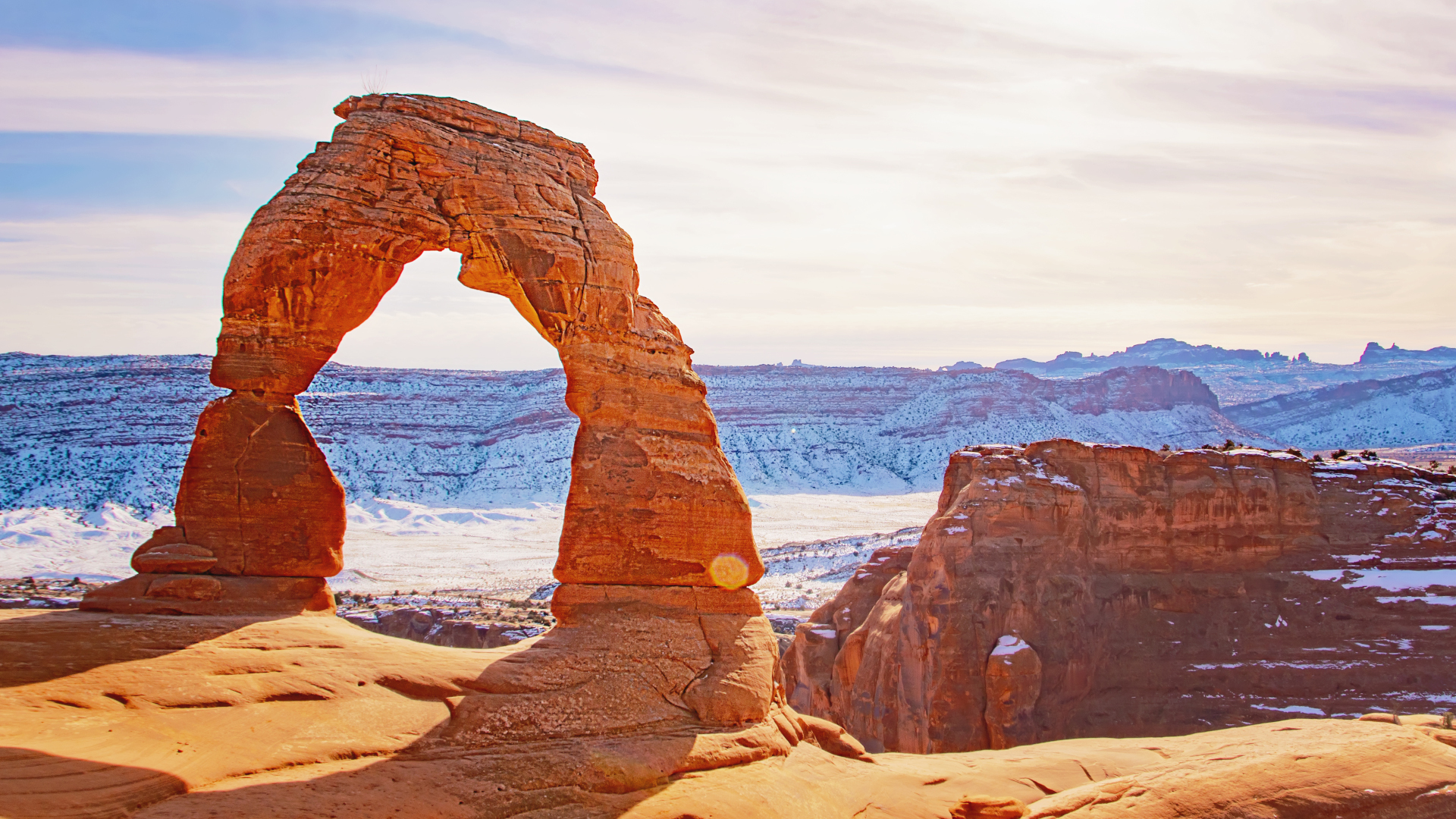 Arco delicado en el Parque Nacional Arches Utah en invierno.