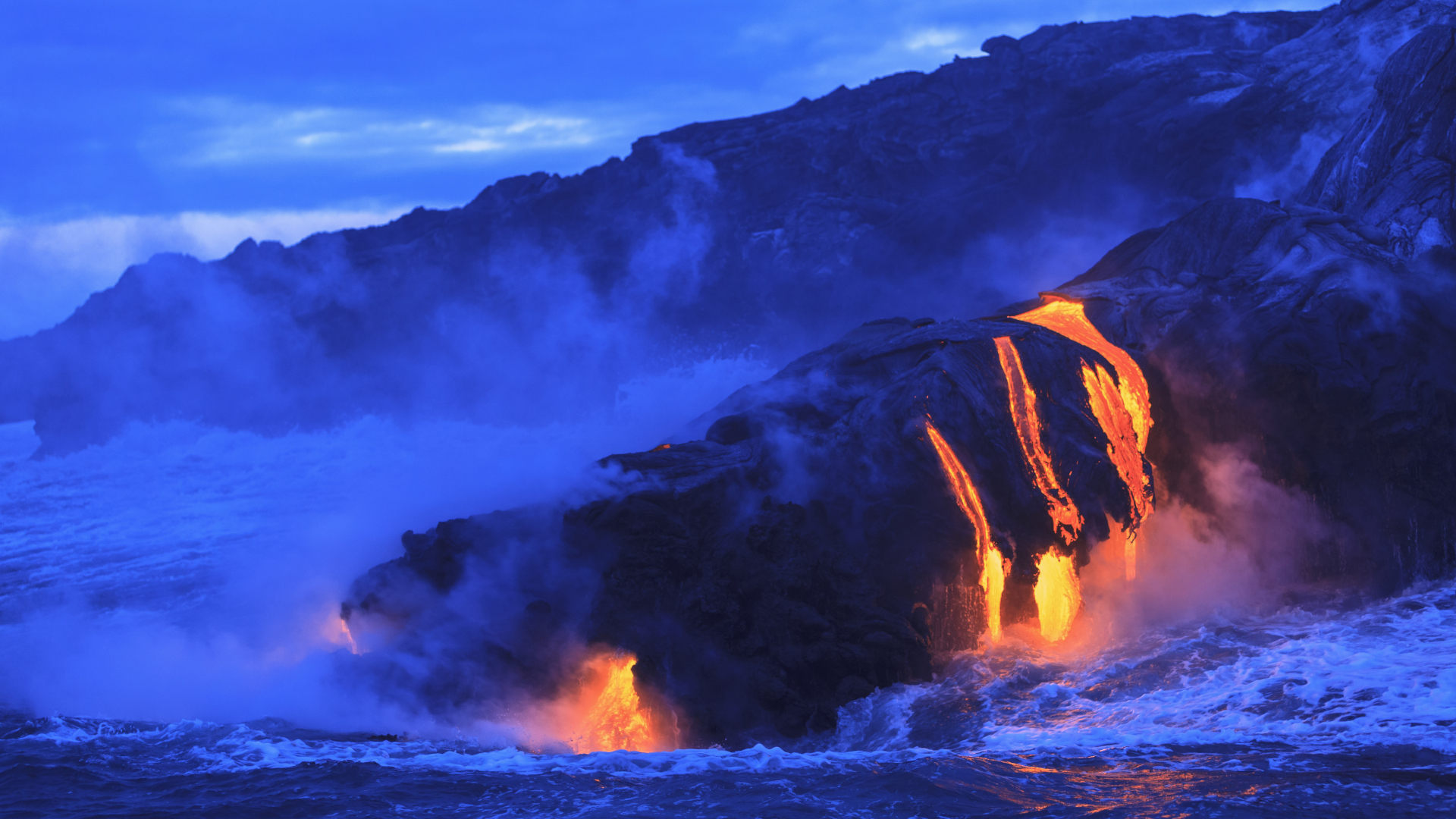 Flujos de lava en el mar en Hawai