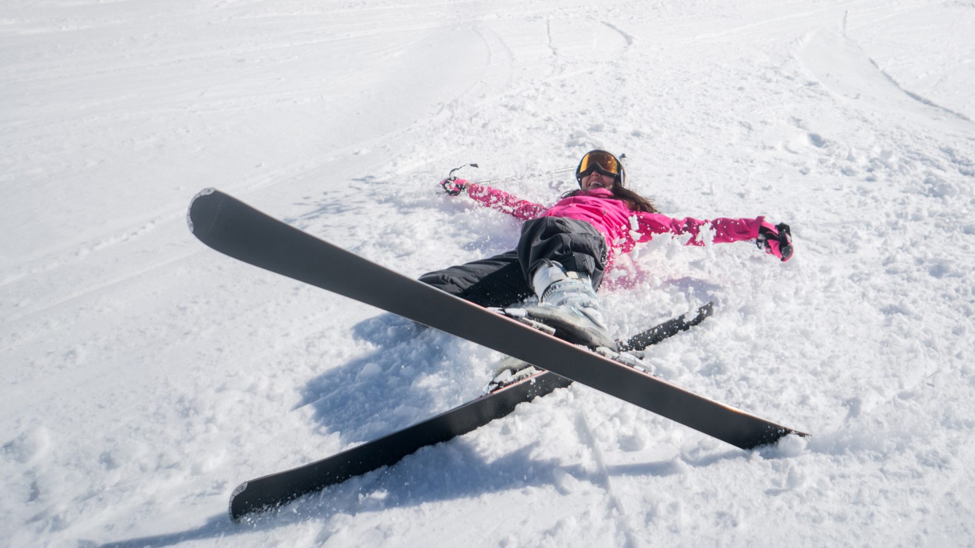Una esquiadora acostada boca arriba