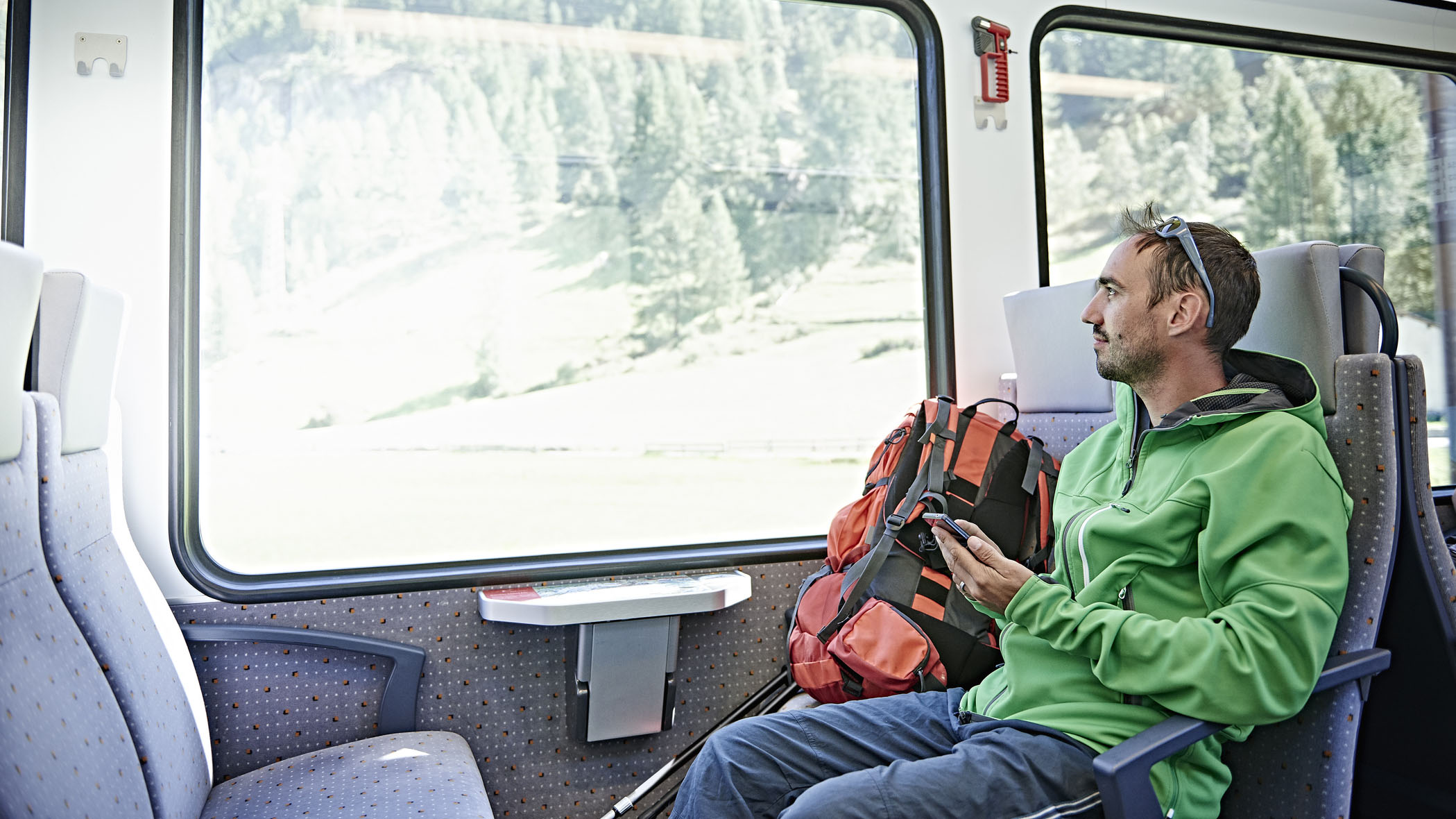 camping ecológico: mochilero en tren