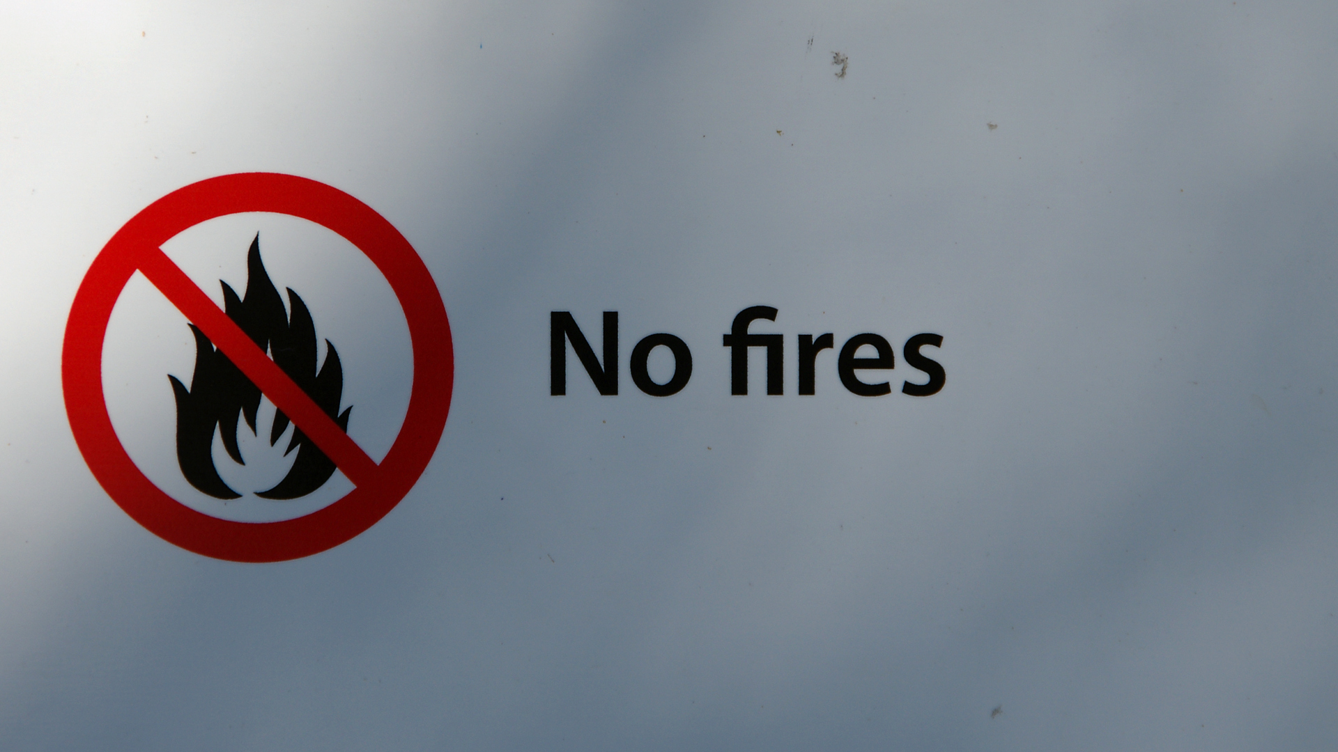 Un cartel que prohíbe los incendios