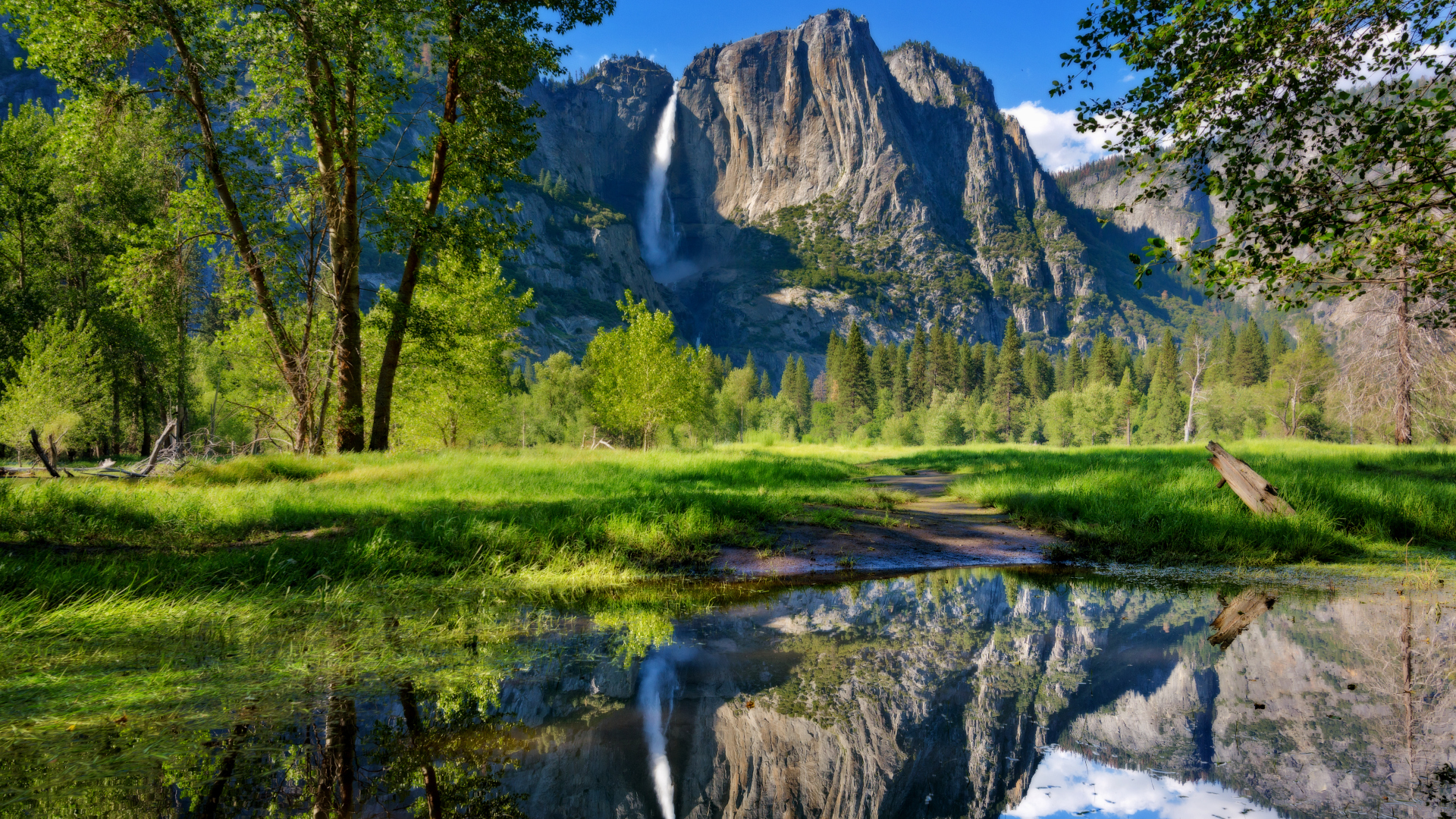Cataratas de Yosemite reflejadas en el río Merced