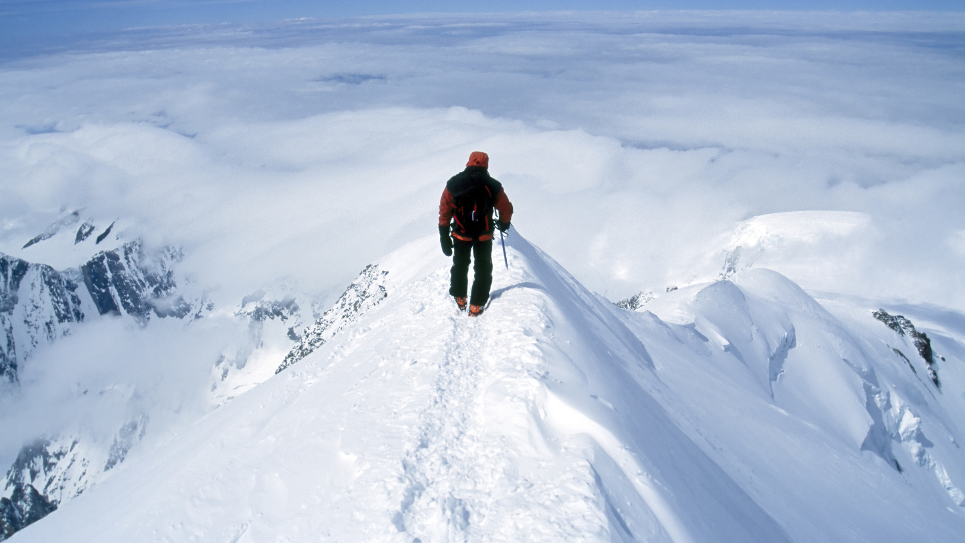 Un escalador en la cumbre nevada del Monte Blanco