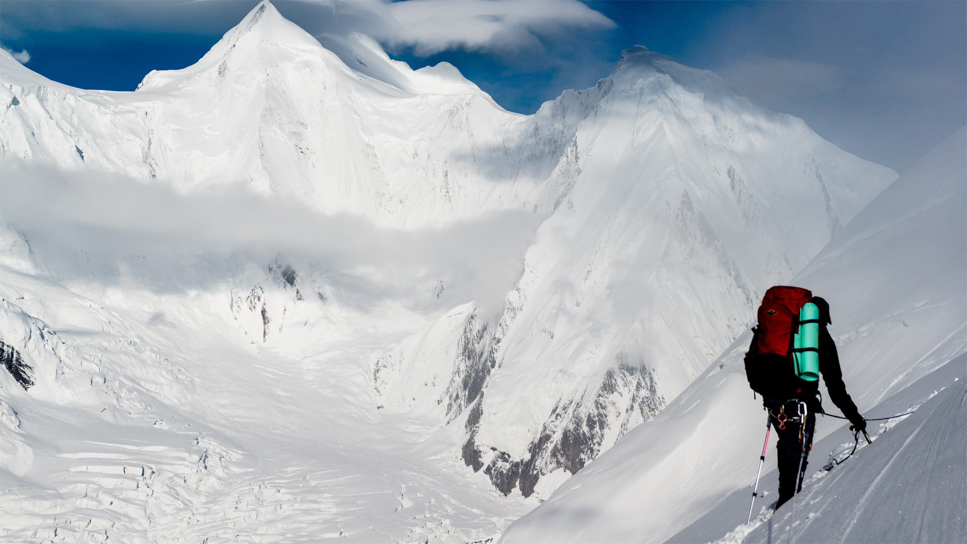 Un escalador escalando K2