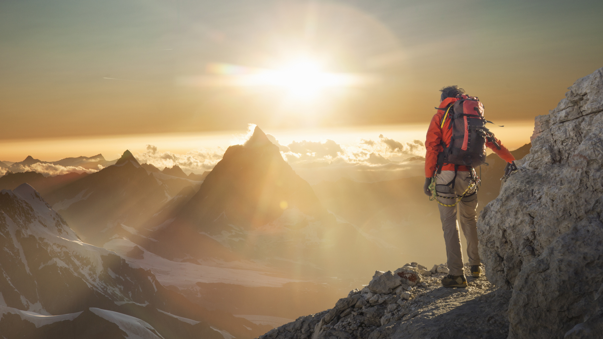 Una mujer escaladora viendo Matterhorn al atardecer