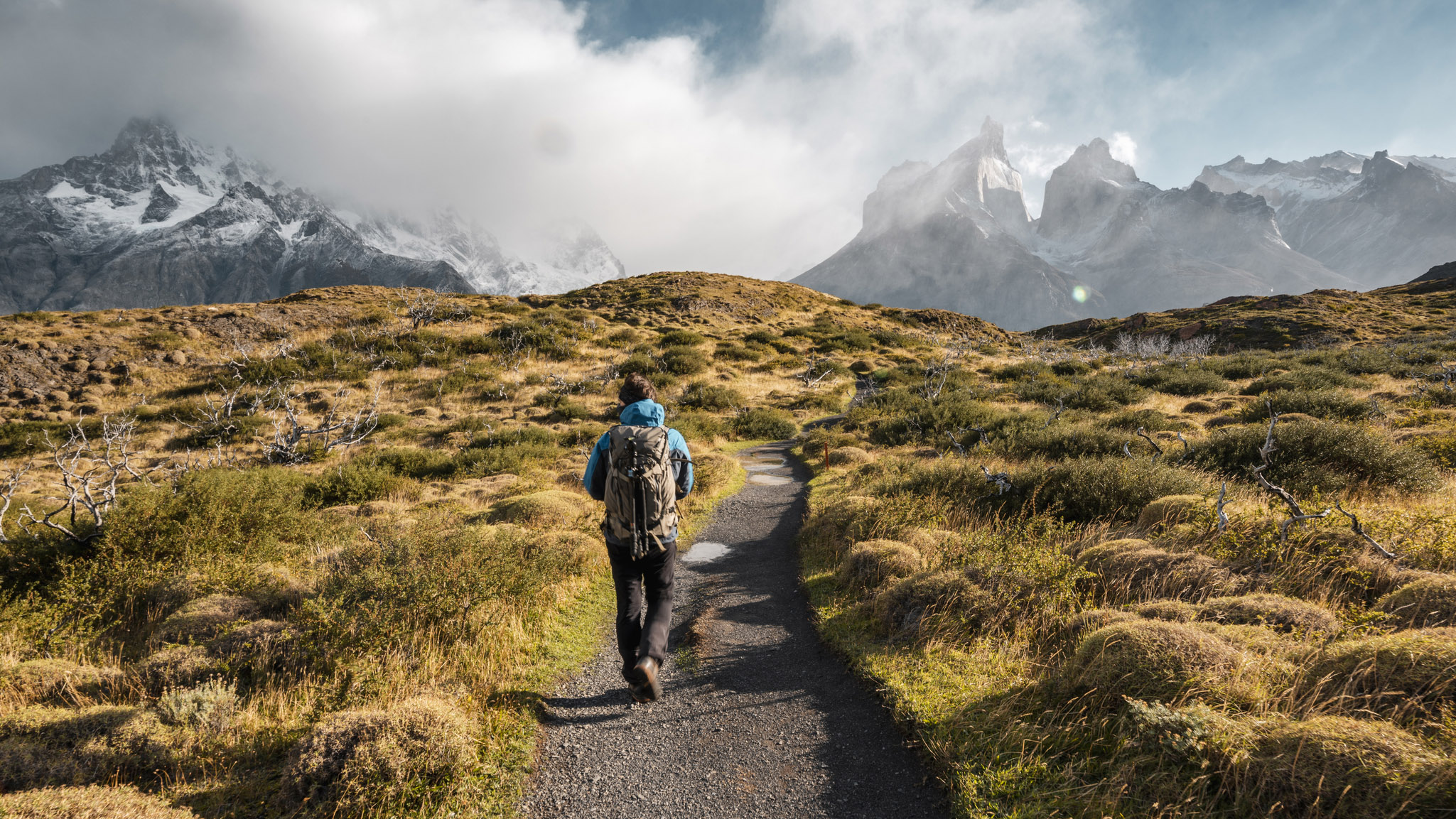 qué es mochilero: hombre caminando en el Parque Nacional Torres del Paine, Chile
