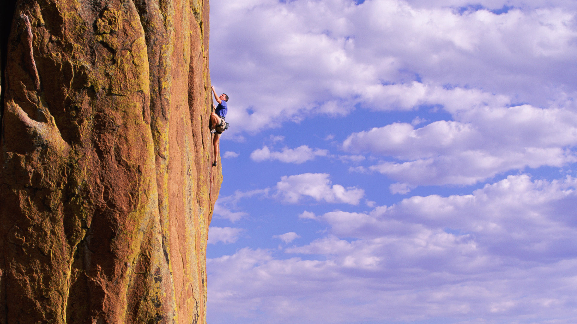 términos de escalada en roca: hombre en una roca empinada