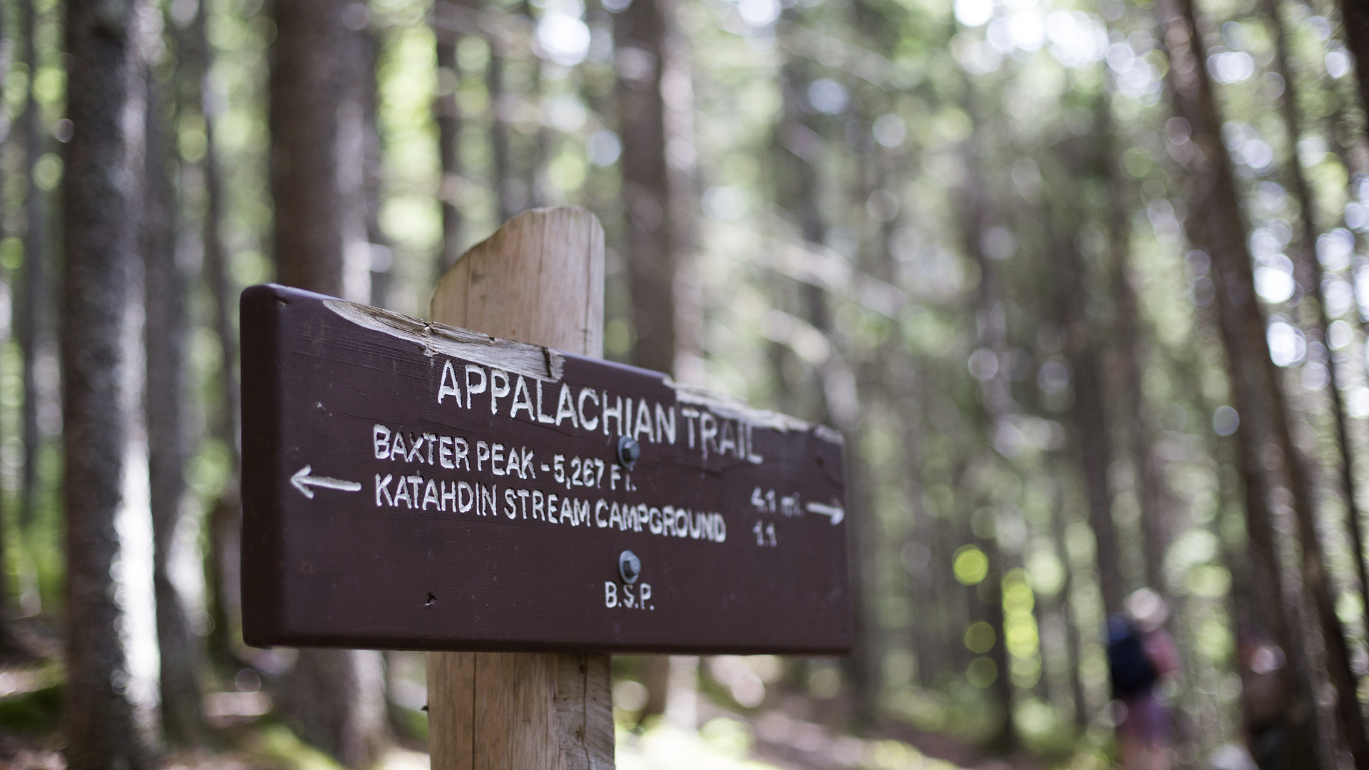 Un letrero en el sendero de los Apalaches señala a los excursionistas el monte Katahdin en Maine