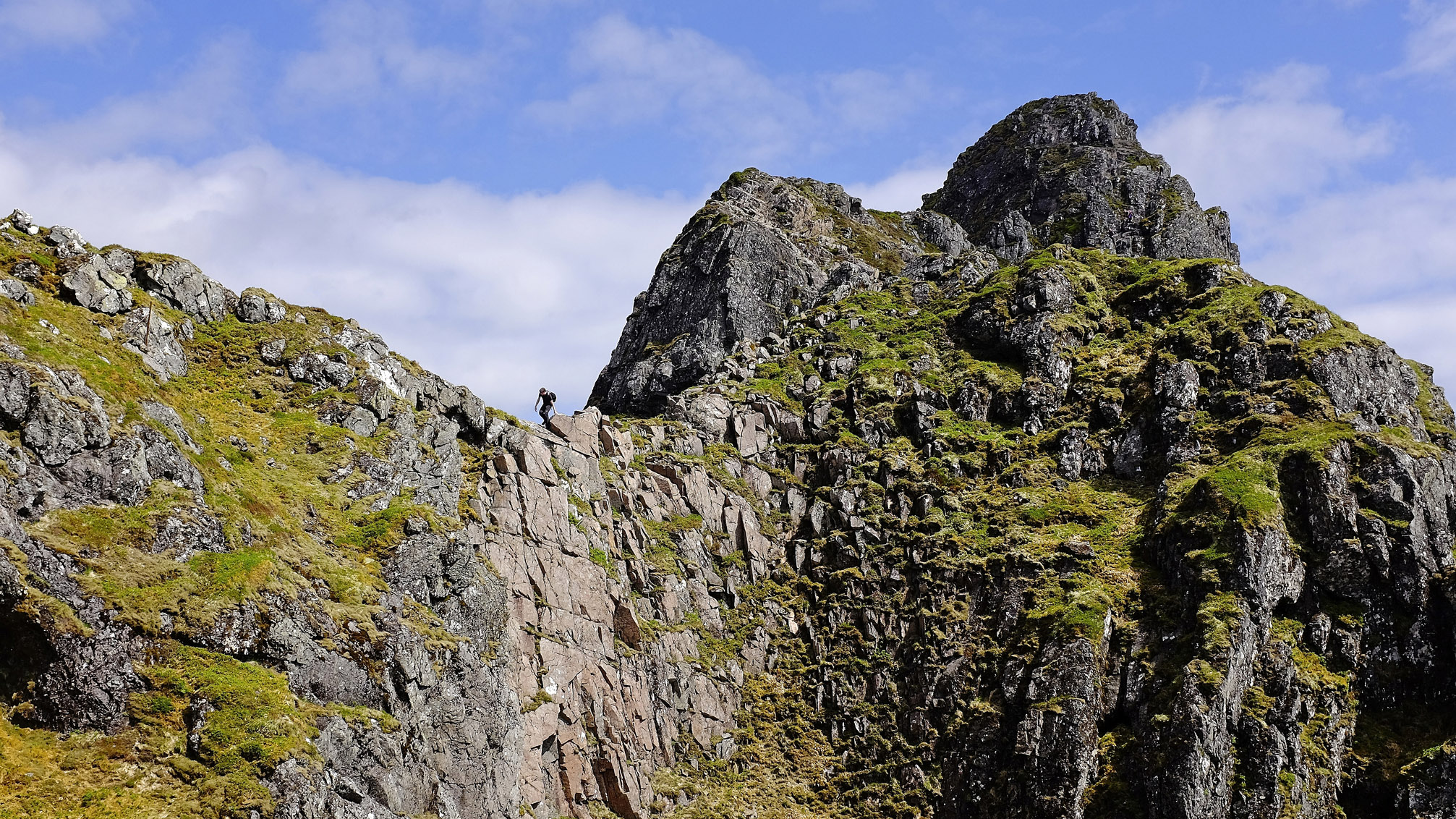mochilero solo: excursionista en la cresta de Aonach Eagach