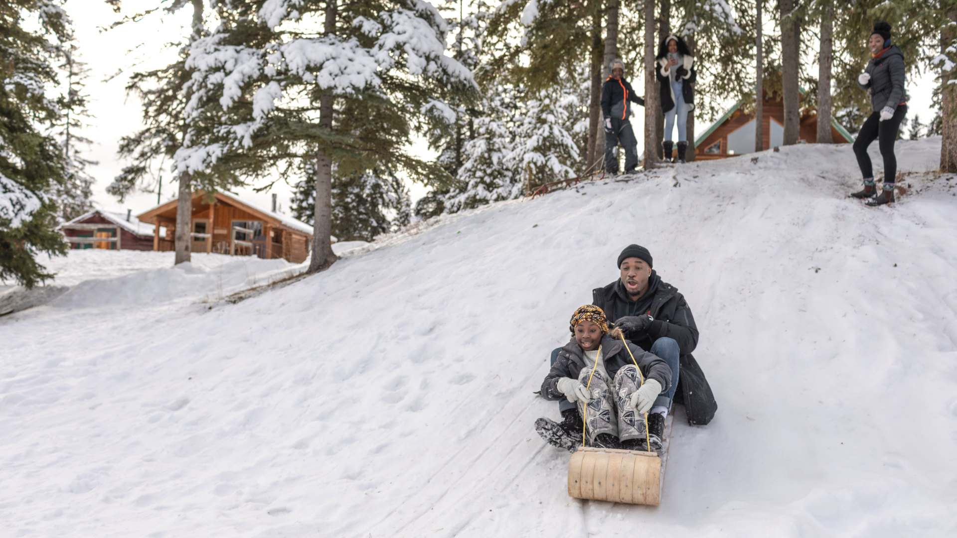 Una familia en trineo en un entorno alpino