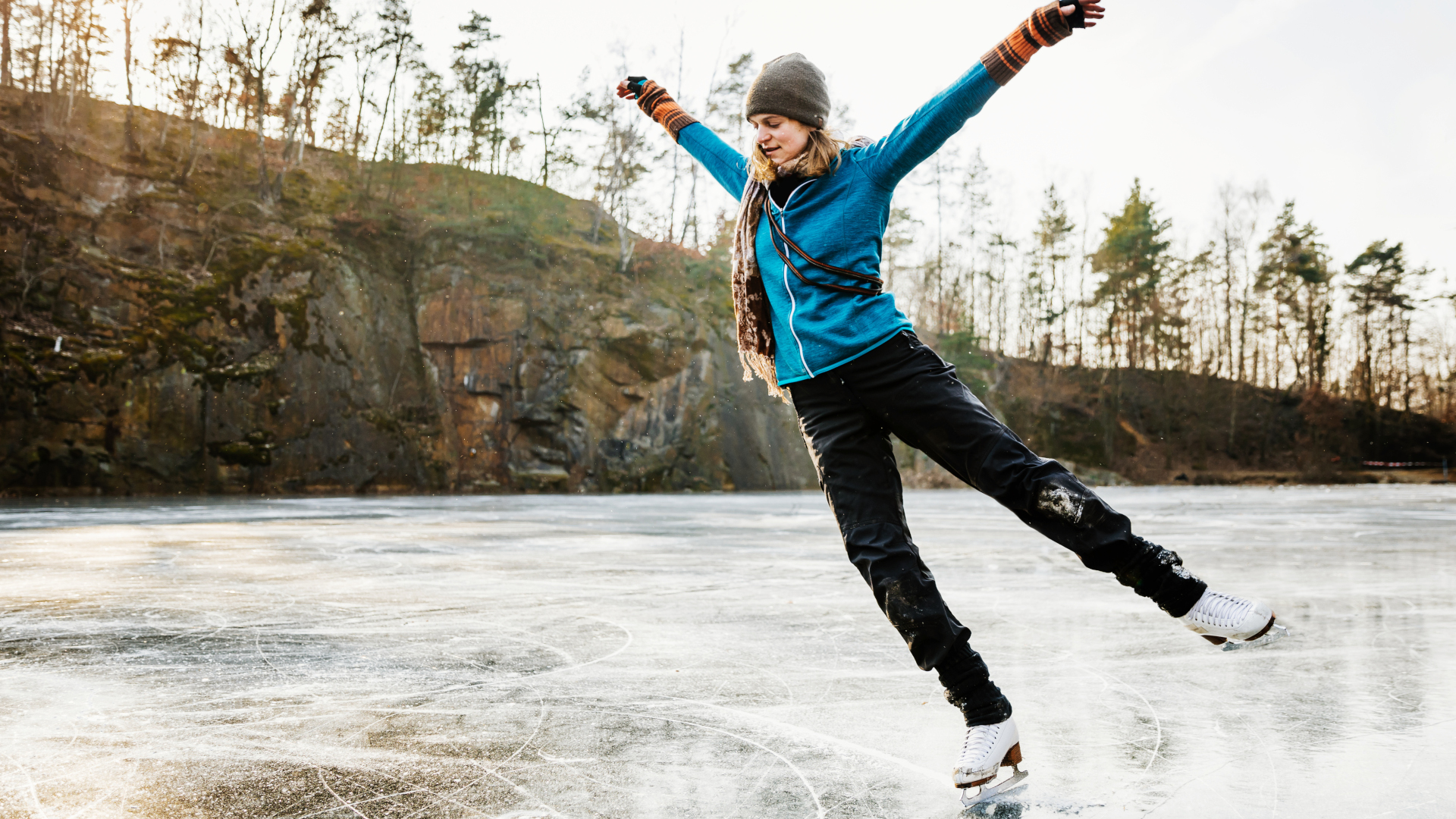 Una mujer patina sobre hielo en un lago congelado