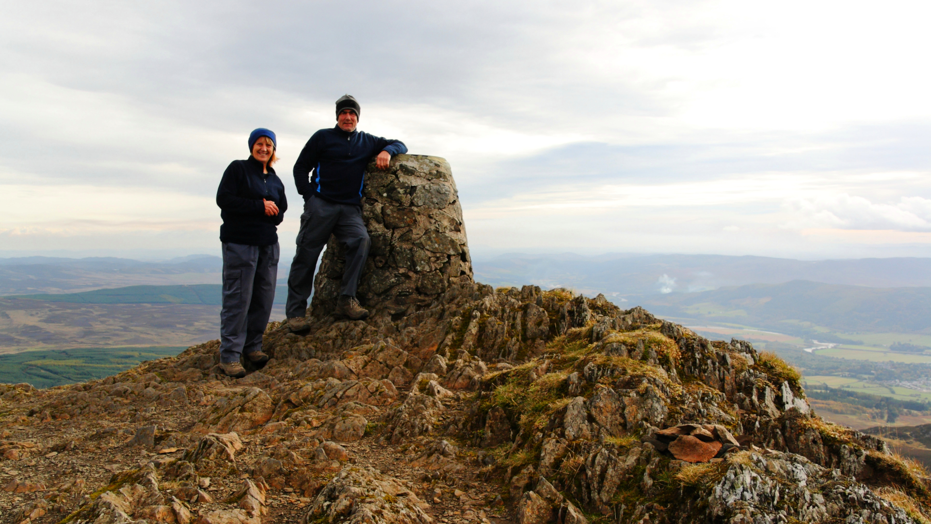 Dos excursionistas en la cumbre de Ben Vrackie en Escocia