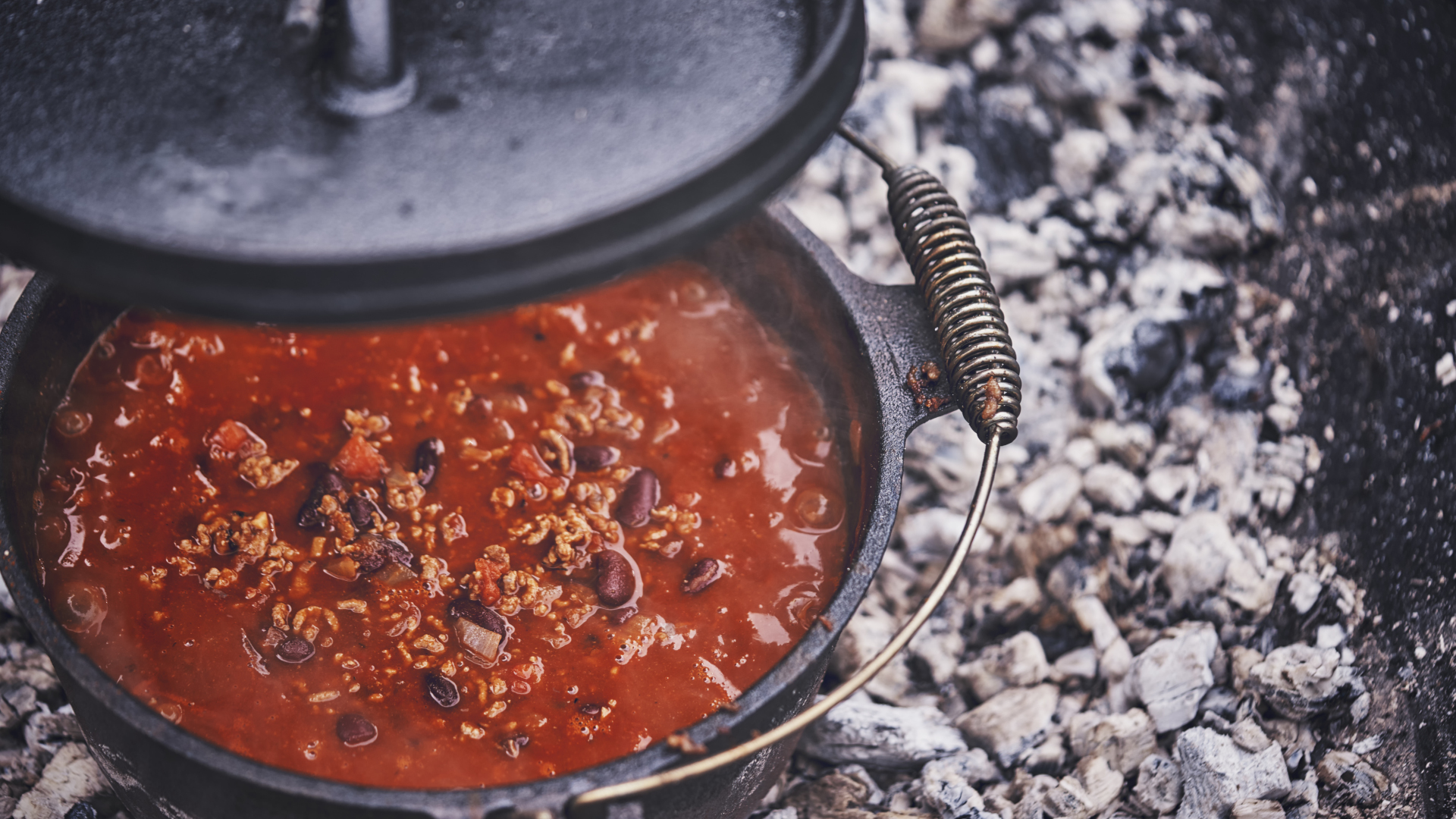 Chili cocinando en un horno holandés de camping