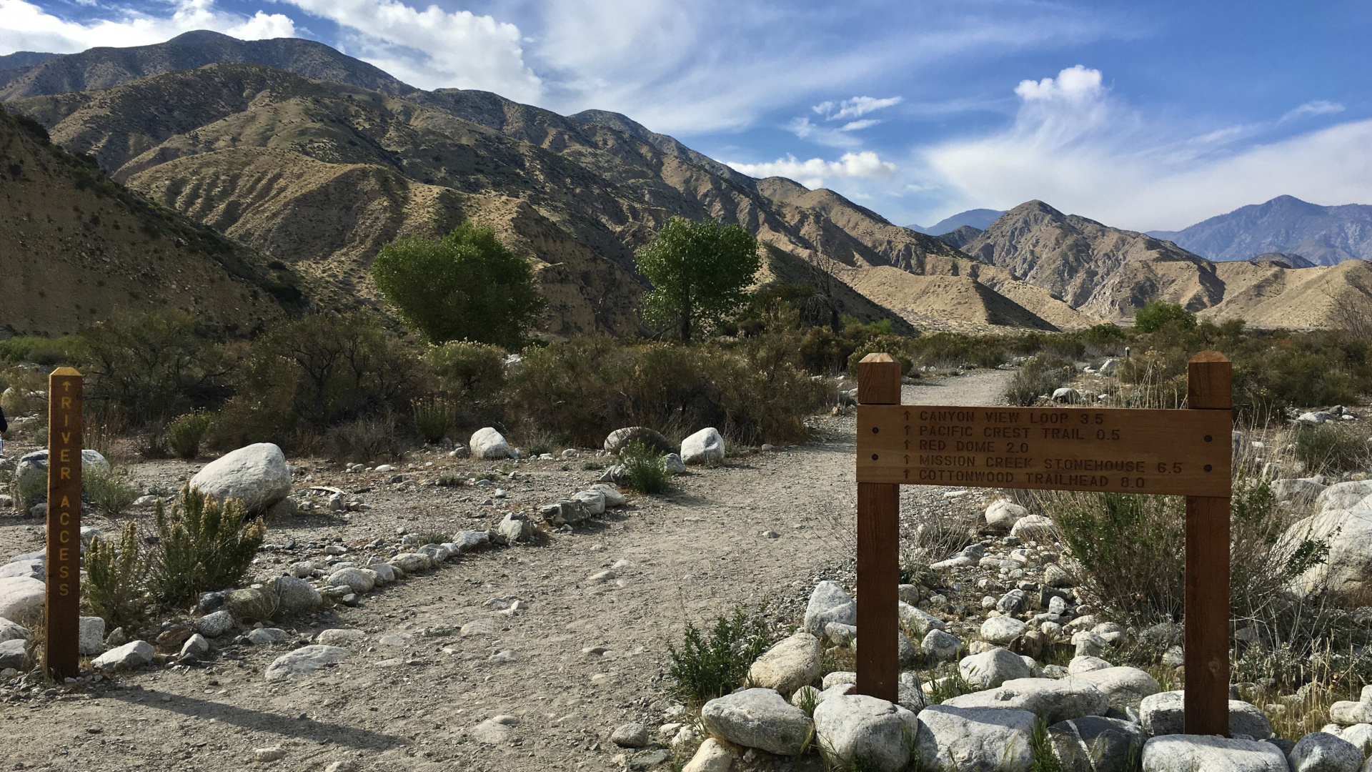 Un letrero en el sur de California que dirige a los excursionistas al inicio del PCT