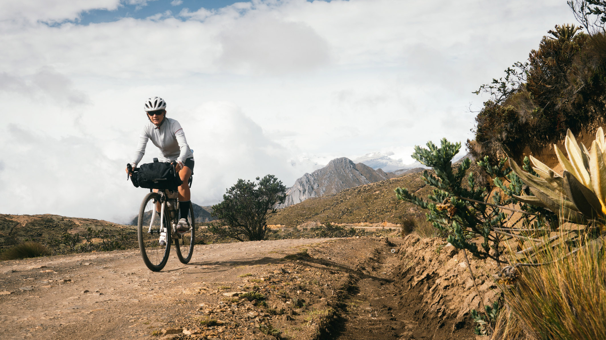 qué es mochilero: bikepacker montando en los Andes