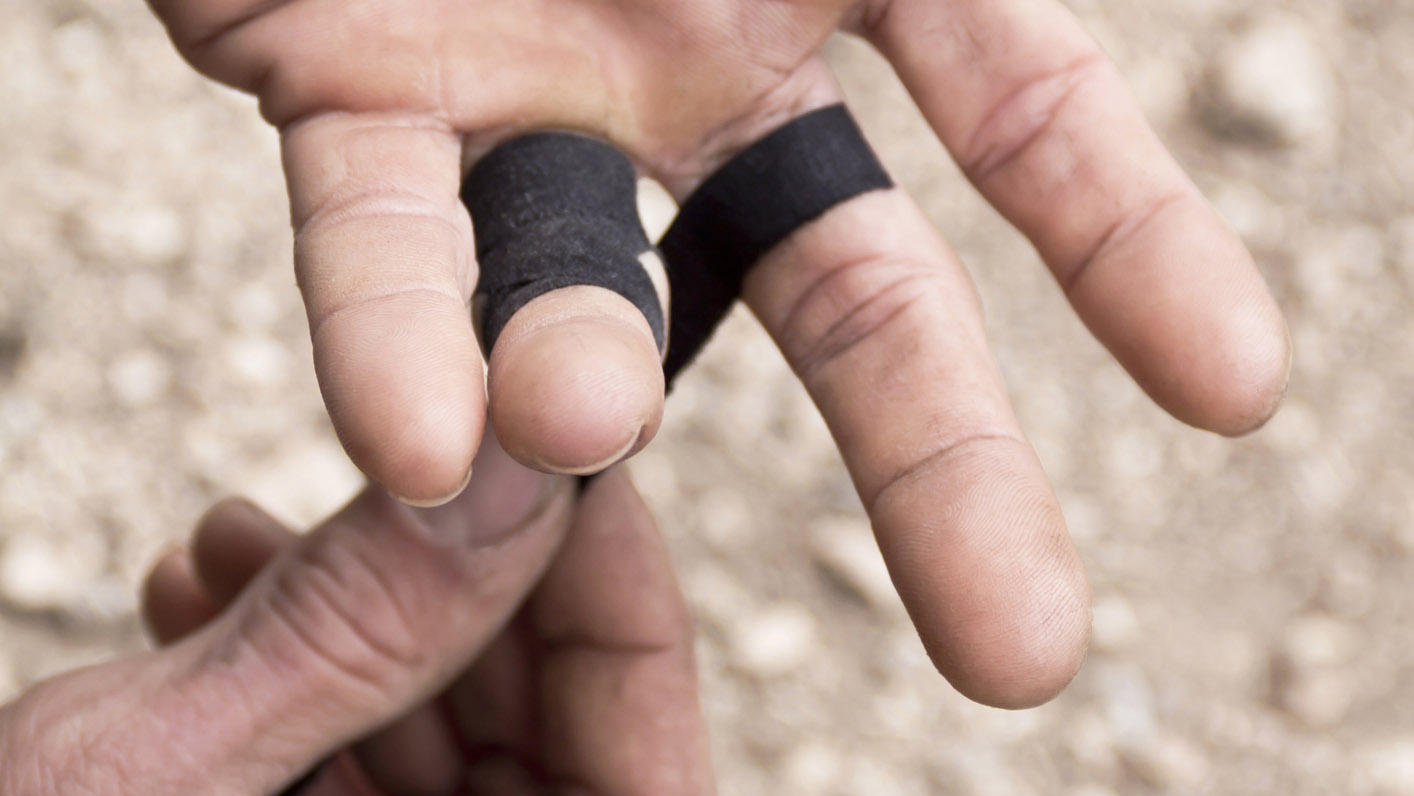 para qué se usa la cinta de escalar: dedos vendados