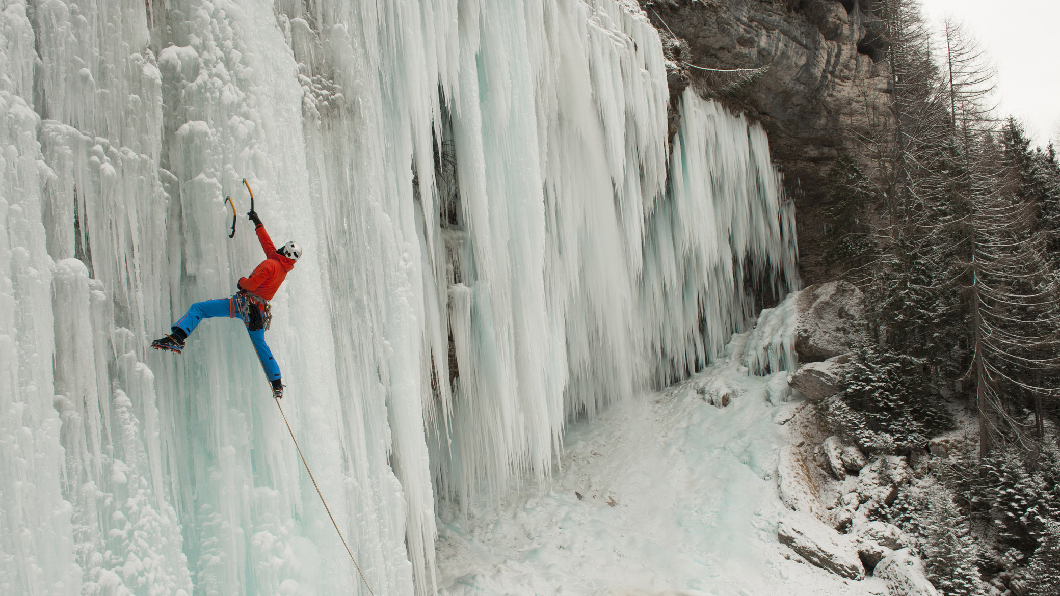 qué es la escalada en hielo: escalador en cascada congelada