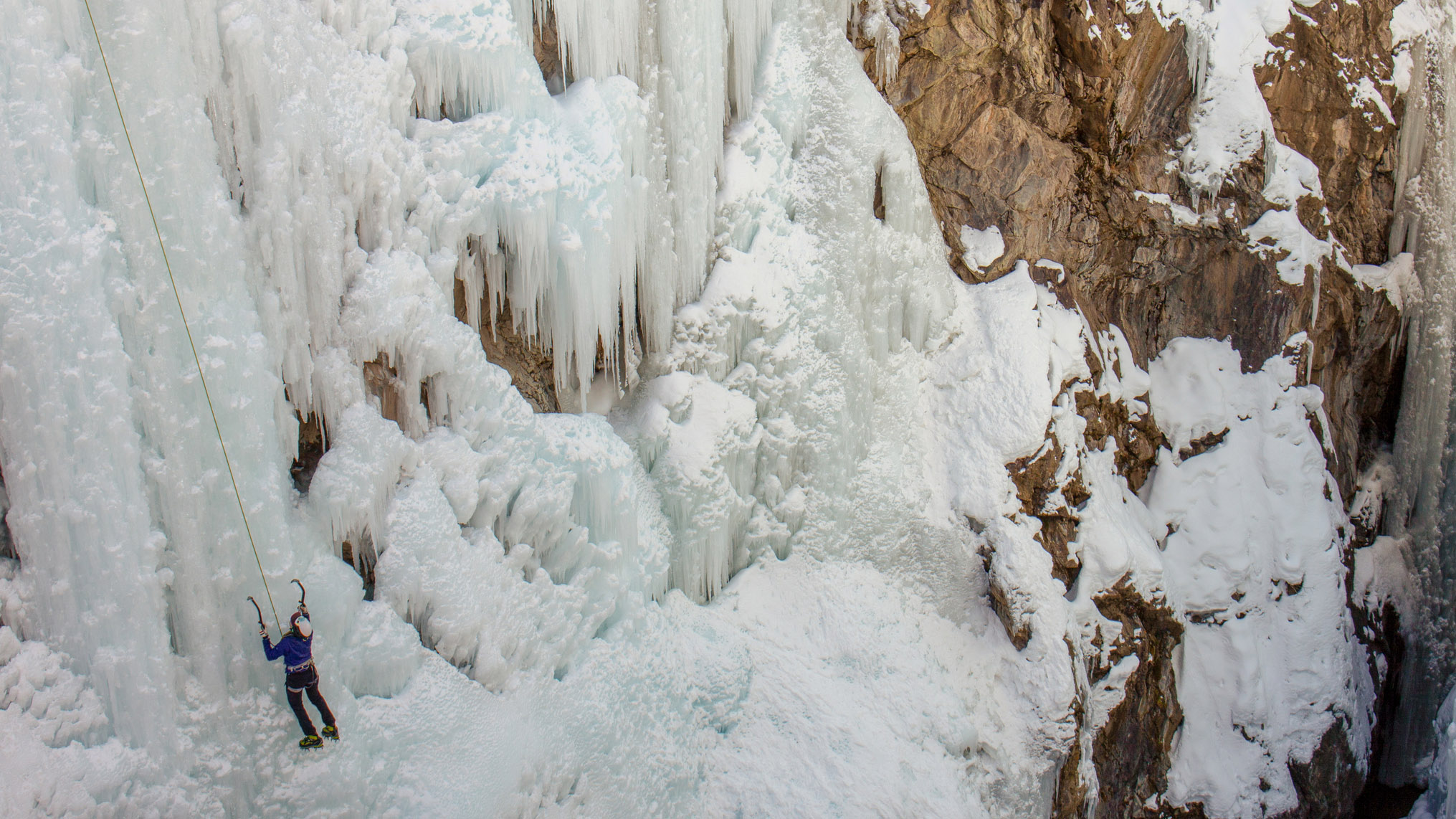 qué es la escalada en hielo: escalador en el Festival de escalada en hielo de Ouray