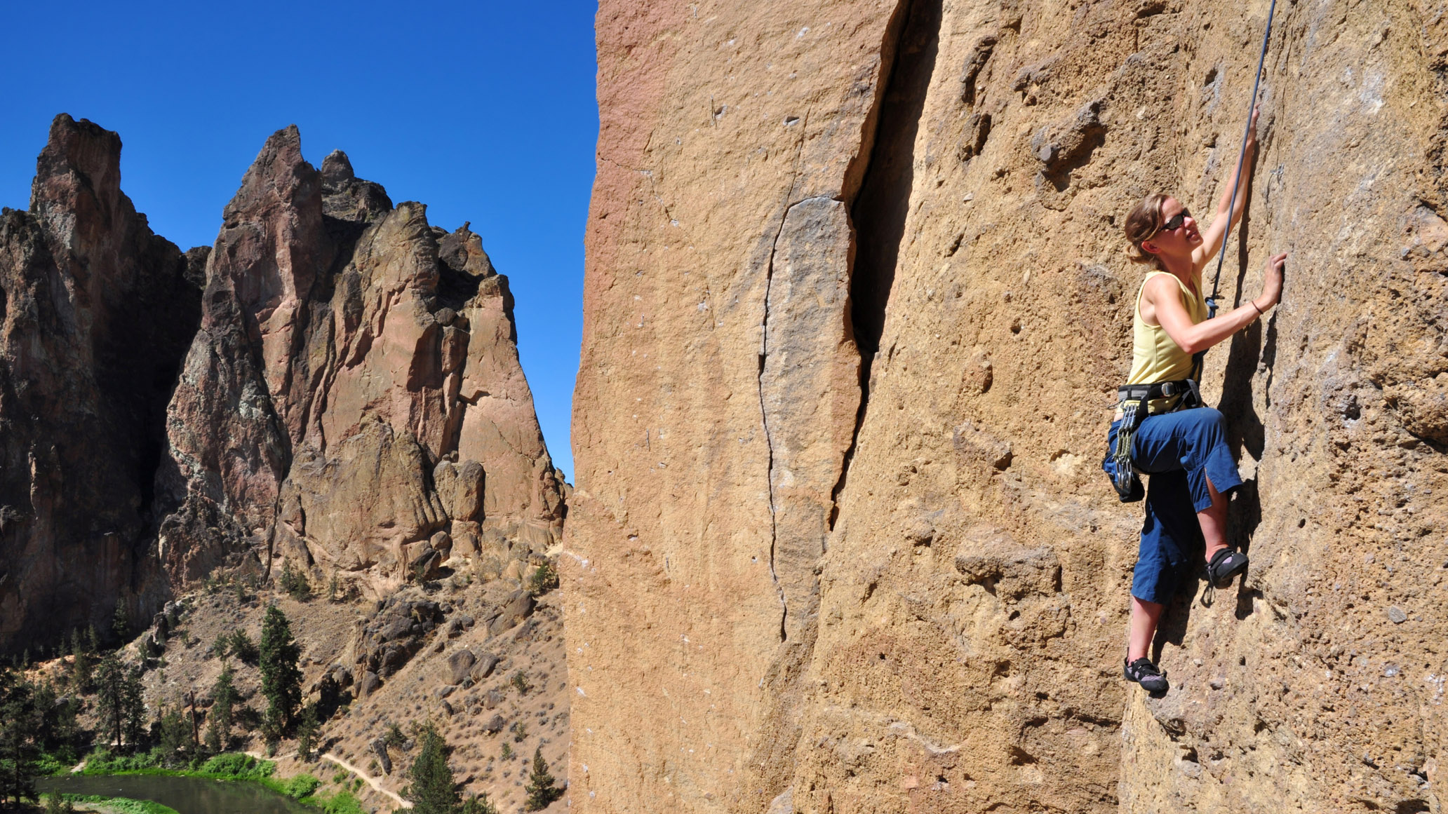qué es la escalada deportiva: un escalador en Smith Rock