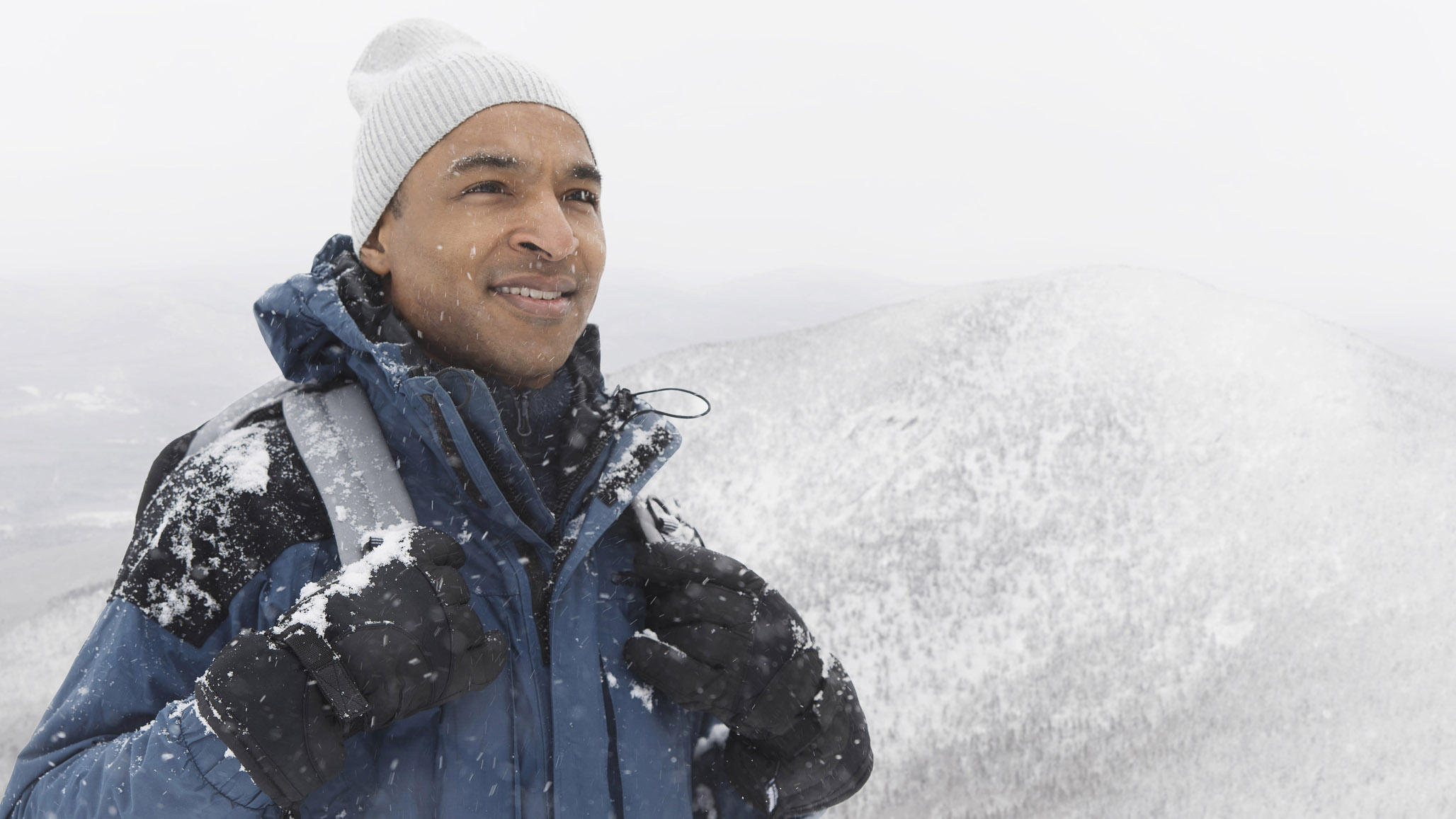 sensación térmica: excursionista de invierno en guantes