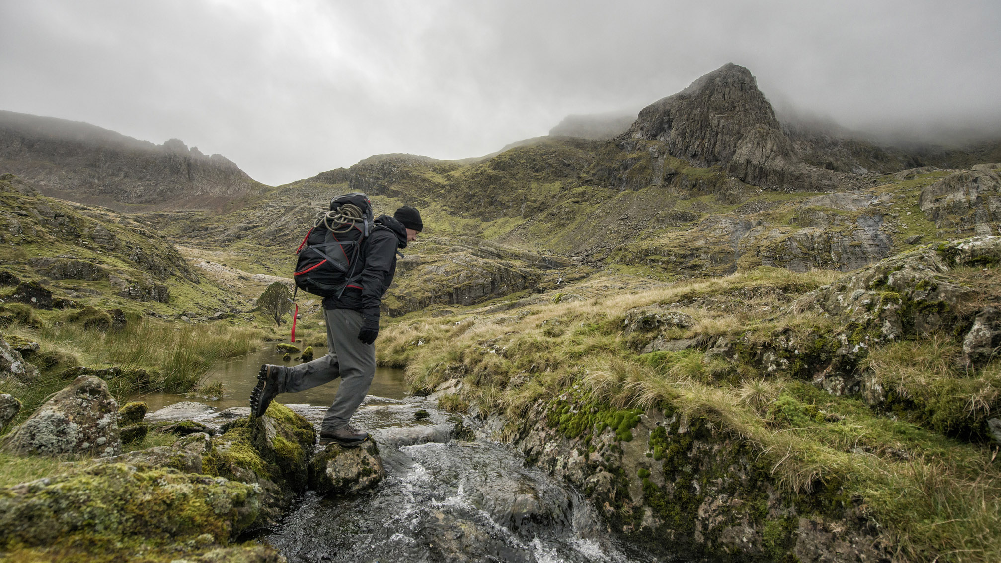 qué hacer si te pierdes caminando: excursionista debajo de Clogwyn y Person en Snowdonia