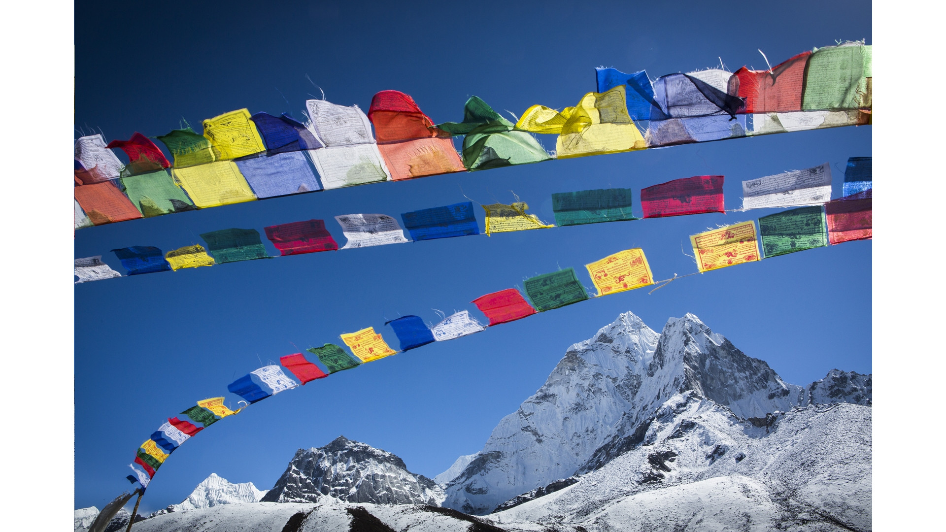 Coloridas banderas de oración sobre el Himalaya en Nepal