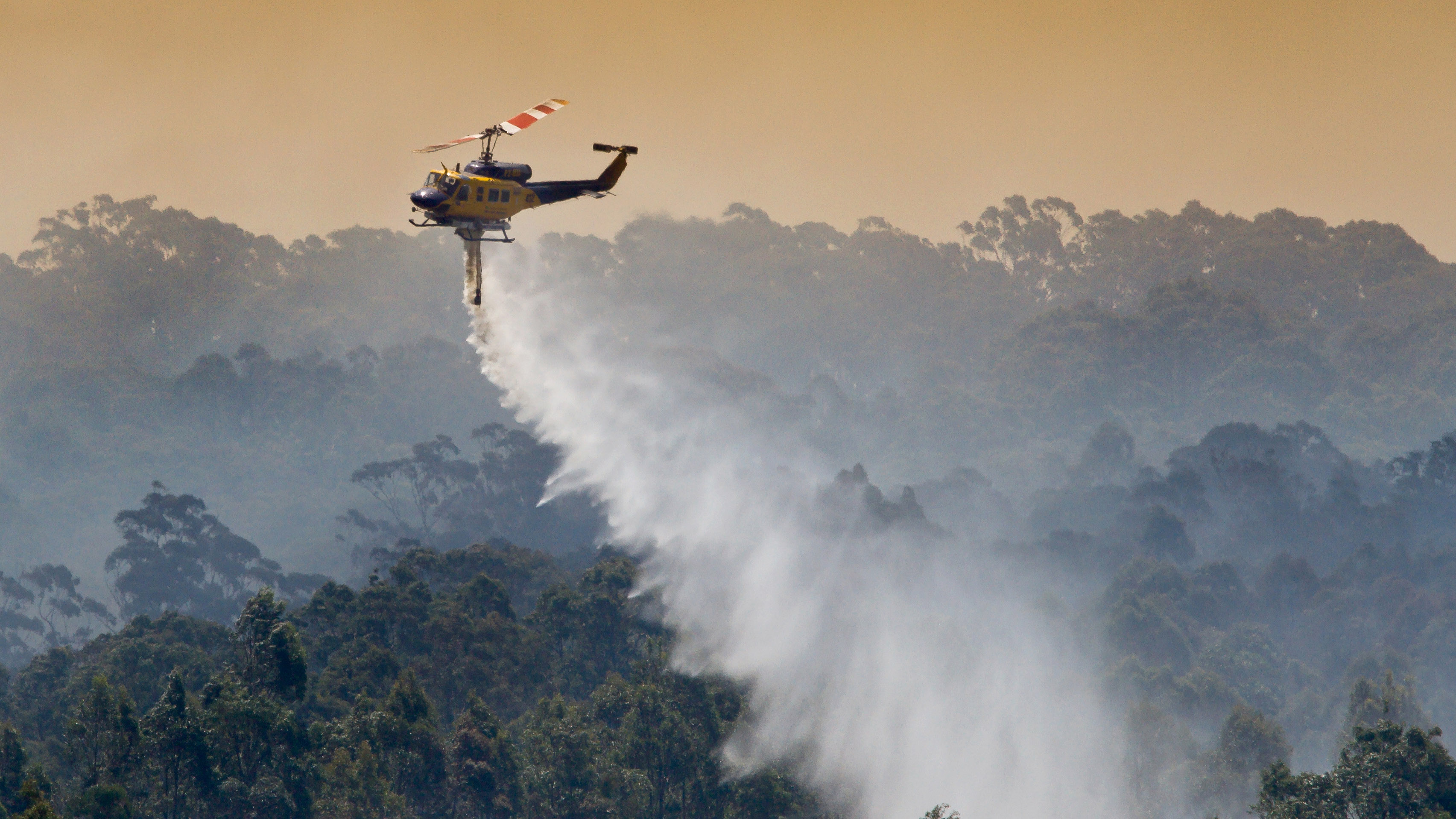 seguridad contra incendios forestales: helicóptero tratando de apagar un incendio forestal