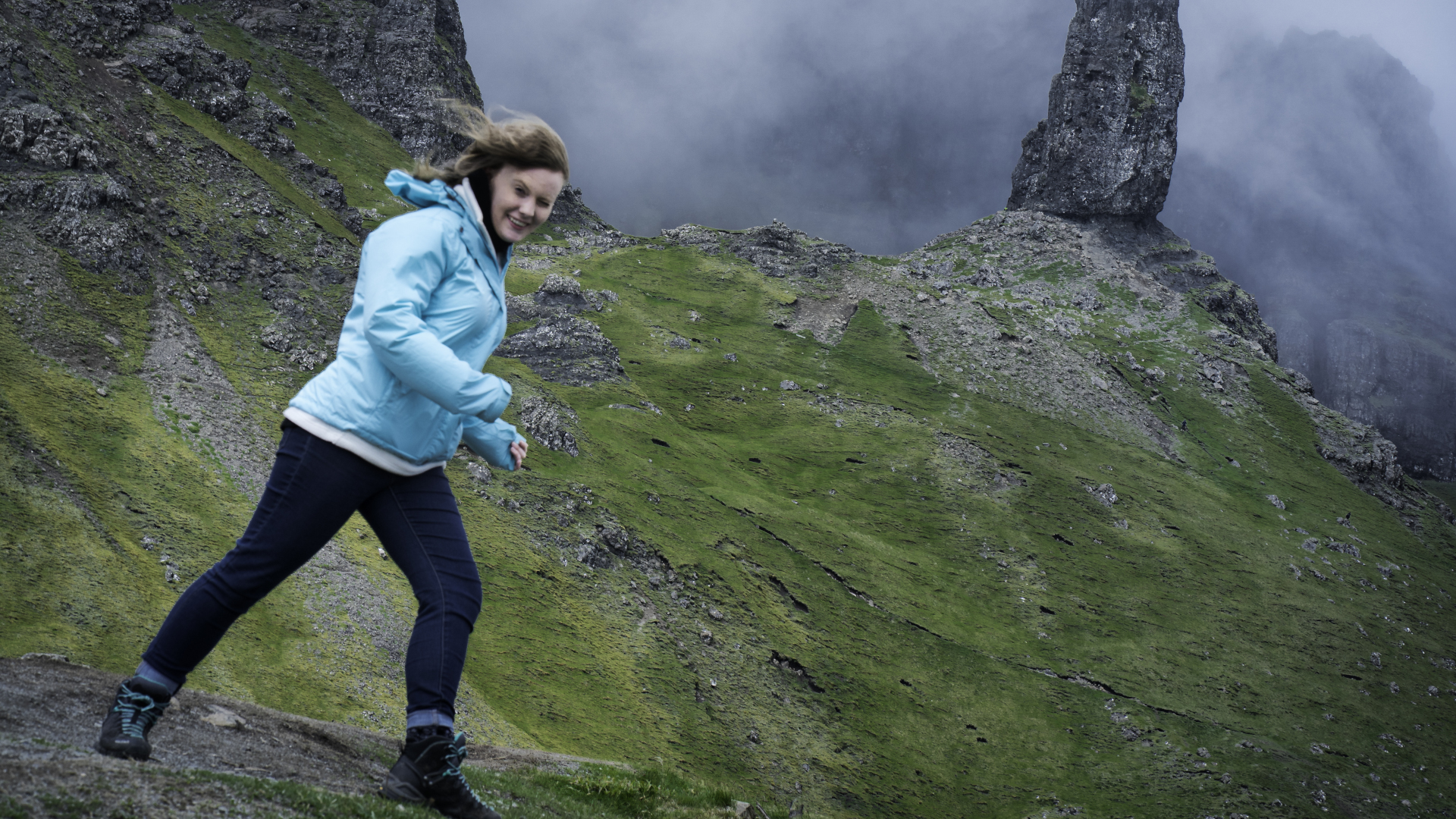 Un excursionista en Skye se inclina hacia el fuerte viento