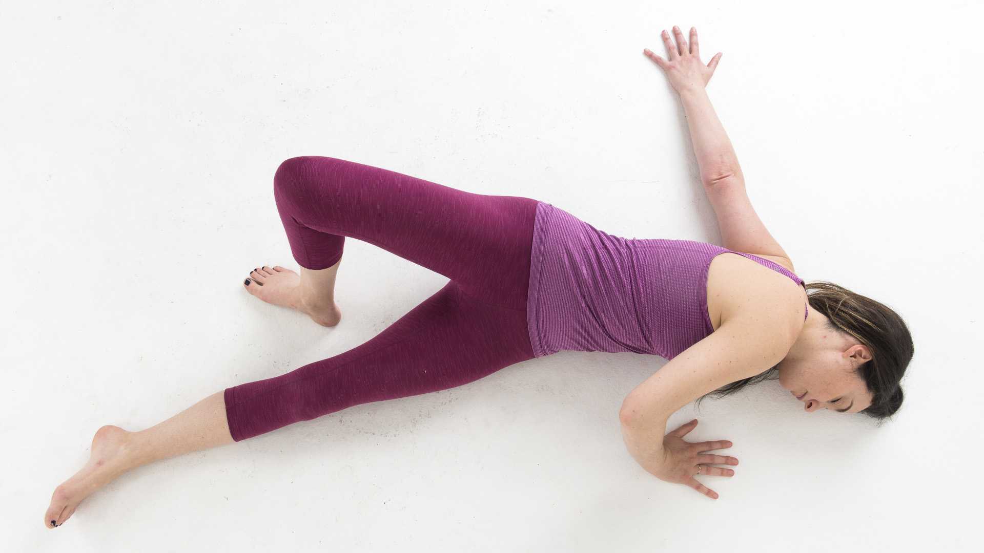 Una mujer haciendo un estiramiento de hombros en yoga