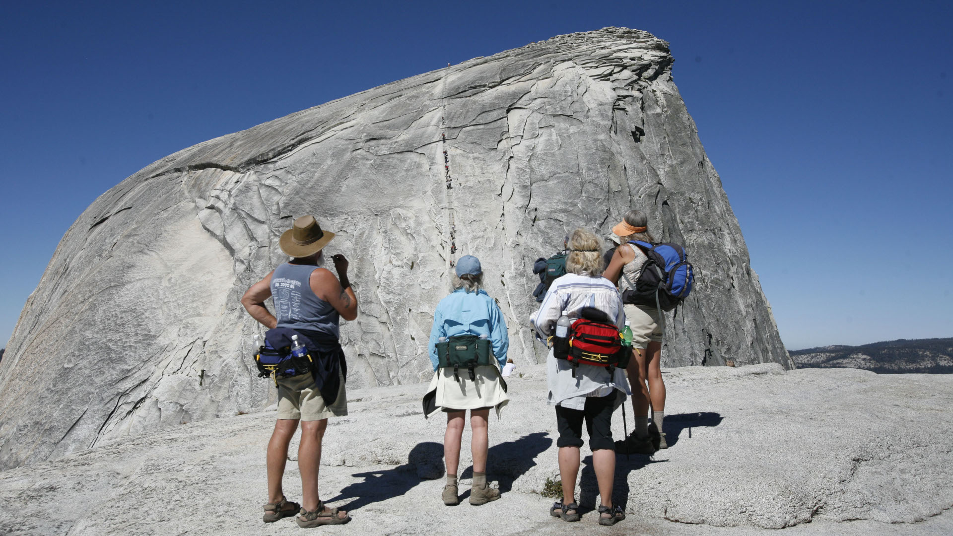 Temprano en la mañana, antes de que llegara la multitud, un grupo de excursionistas observa la sección del cable Half Dome en el Parque Nacional Yosemite.