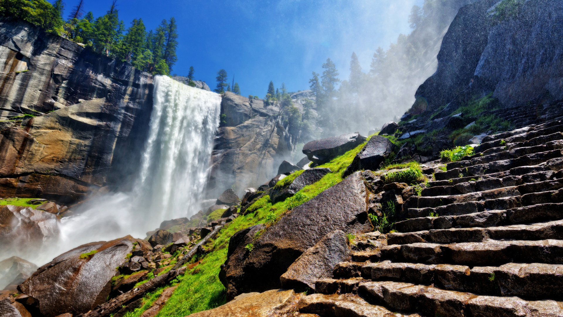 Fuerte rocío de Vernal Falls a lo largo del Mist Trail a principios del verano en el Parque Nacional Yosemite