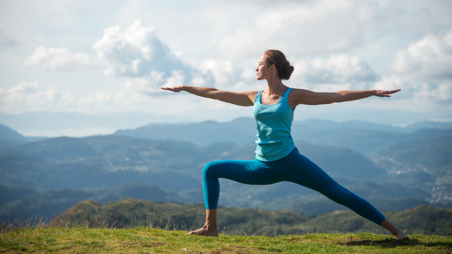 Una mujer haciendo yoga en las montañas.