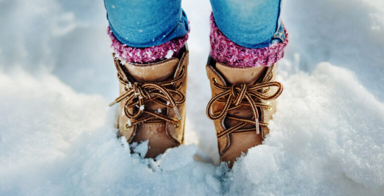 Botas de nieve vs botas de montaña: ¿cuál necesitas?