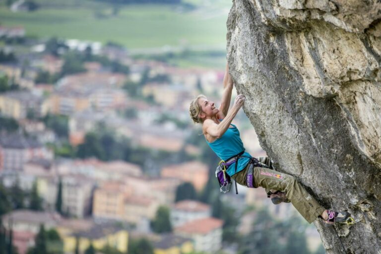 Cómo empezar a escalar en roca al aire libre: aprender las cuerdas€
€