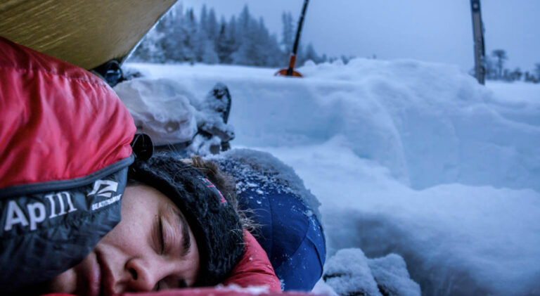 Cómo hacer una fogata en invierno: una guía de supervivencia para acampar en climas fríos€
€