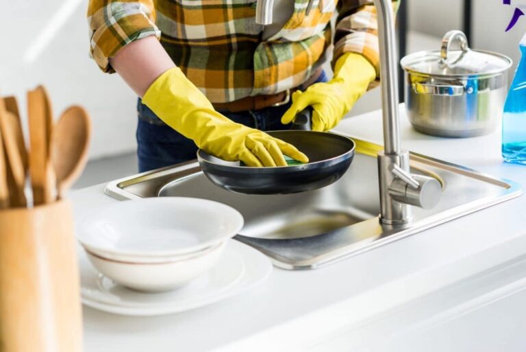 Cómo limpiar los utensilios de cocina para acampar: mantén tus utensilios impecables€
€