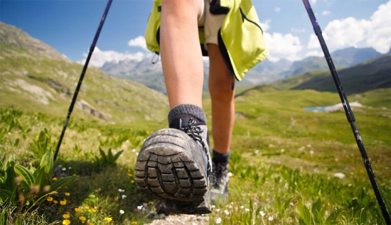 Cómo mantener los pies secos durante el senderismo: nuestros mejores consejos para evitar los calcetines empapados€
€