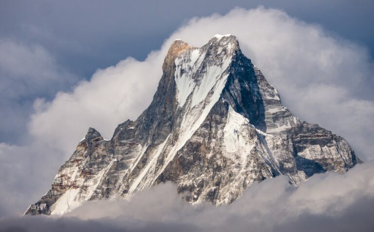 ¿Cuál es la montaña más peligrosa de escalar?€
€
